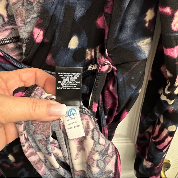 Torrid Women's Studio Knit Surplice Wrap Long Sleeve Top in Black Print - Size 2 - Picture 7 of 9